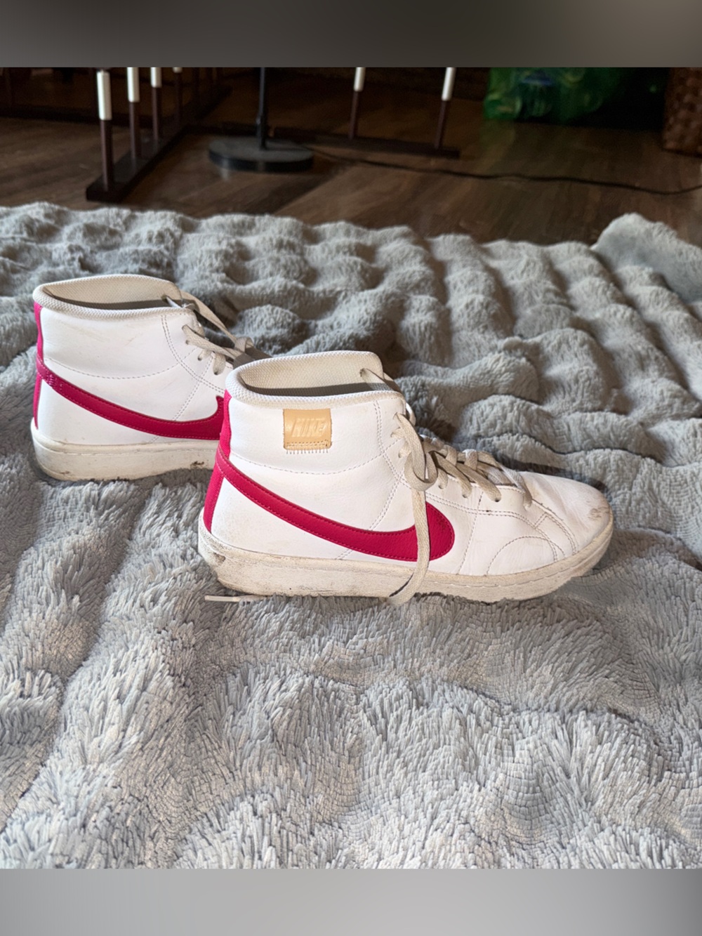 Nike White/Pink Sneakers